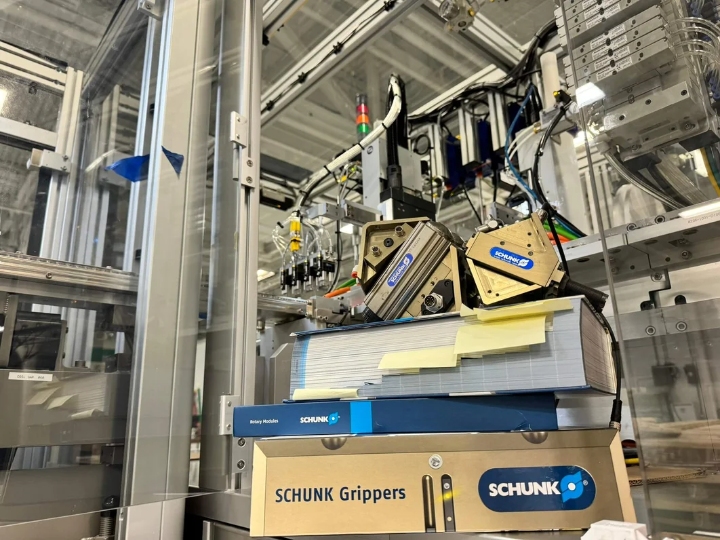 SCHUNK Grippers.